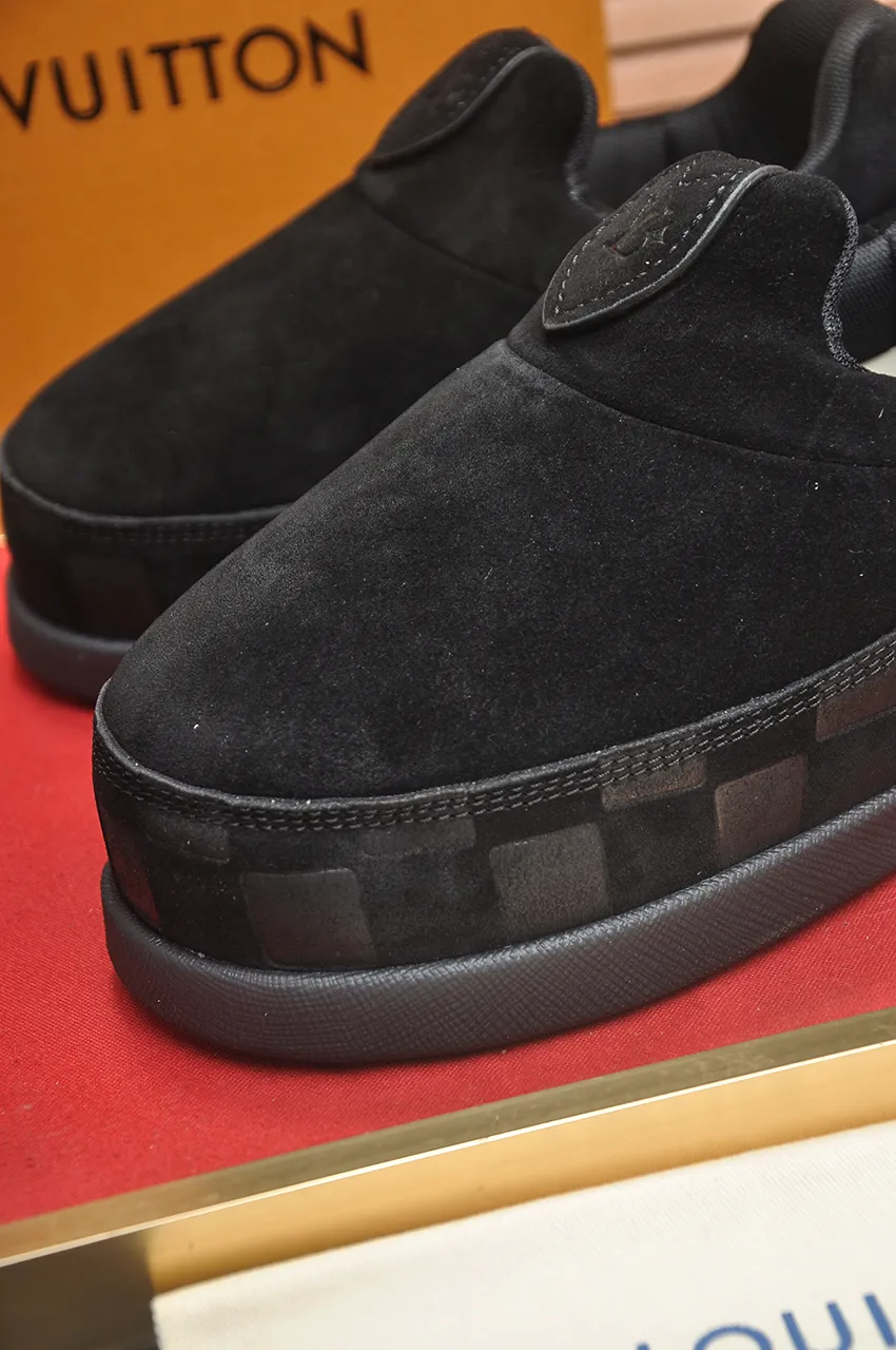 Men's men's shoes💰700💶 🔥New style🔥 LV co-branded nigo, ugly and cute😍Many Internet celebrities have put on their shoes, classic and versatile items.  ❄️Fabric: Imported high mercerized cow suede. ❄️Inner lining: high-grade elastic mesh, ❄️Outsole: original molded outsole, palm print rubber outsole with hidden L letter and Monongram flower ❄️Size: Female 35-41 (Female 41 customized), Male 39-46 (45-46 customized)